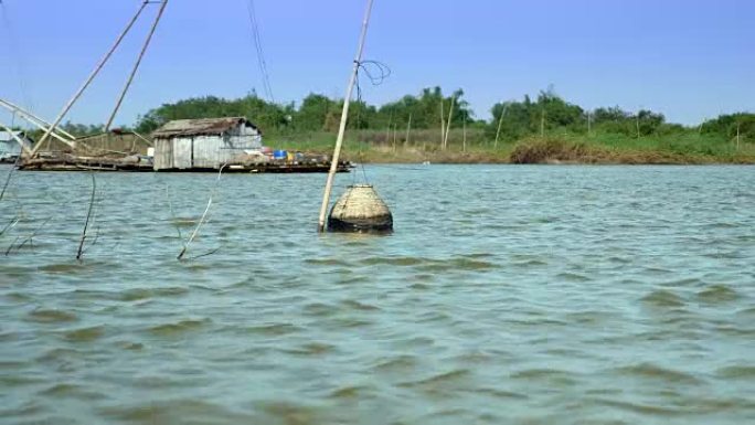 圆柱形鱼具，由分体竹条制成，用于在河上用竹棍钓鱼