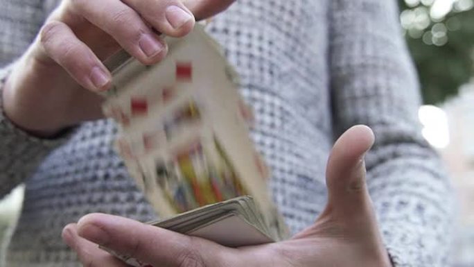 魔术师用扑克牌表演魔术