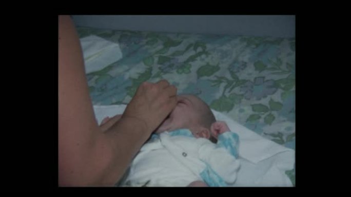 1971女人即将在婴儿身上换脏尿布