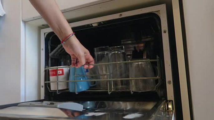 女人装载洗碗机-库存视频