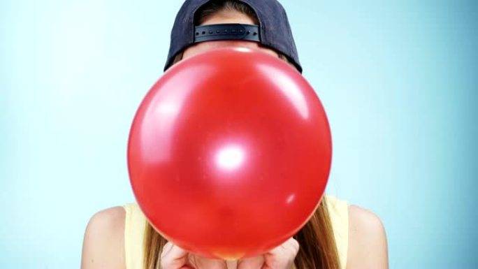 女人休闲风格玩红色气球4K