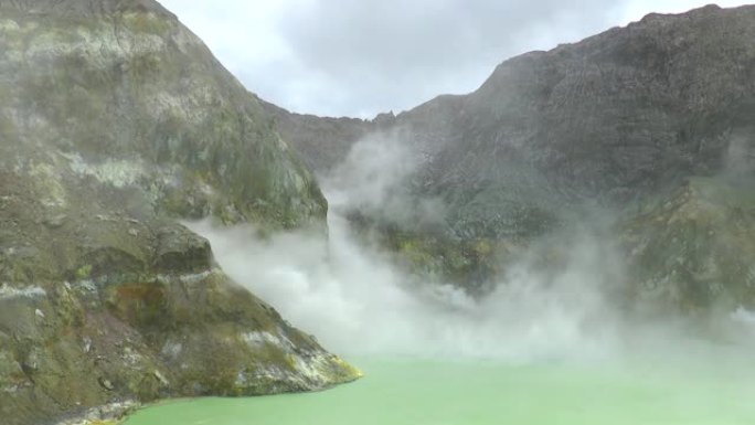 纽西兰白岛的喷气孔喷发。