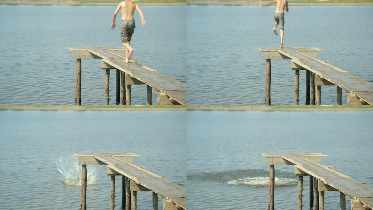 男孩跳入水中