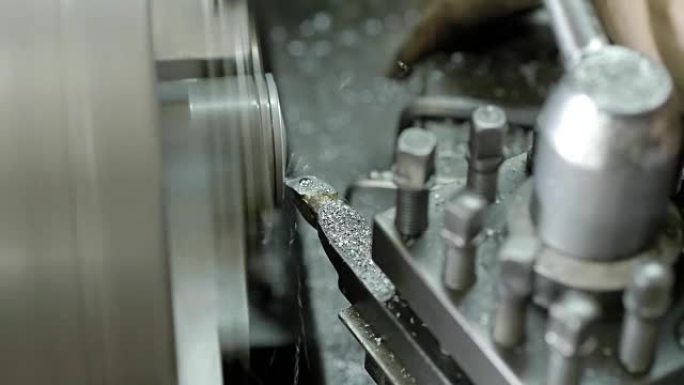 特写。车间工业设备切削加工车床金属的运动。金属加工行业概念。机械工程控制车床在工厂。4k视频慢动作
