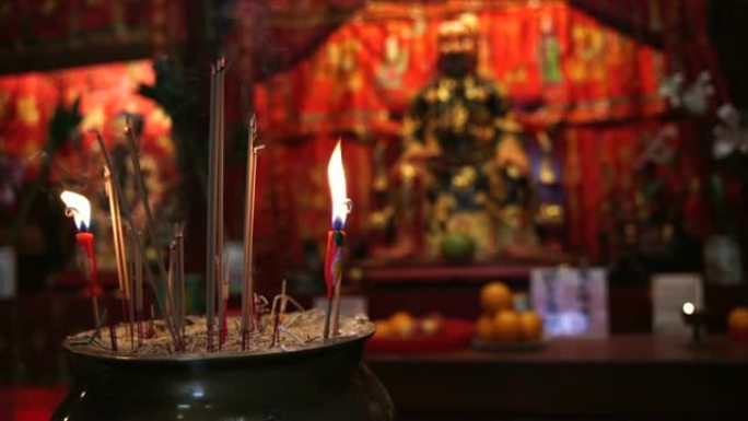 寺庙里的蜡烛和香火