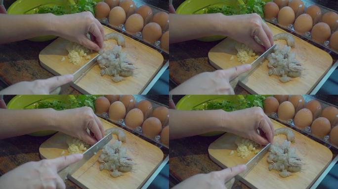 SLO MO; 烹饪泰国菜; 虾仁煎蛋卷。