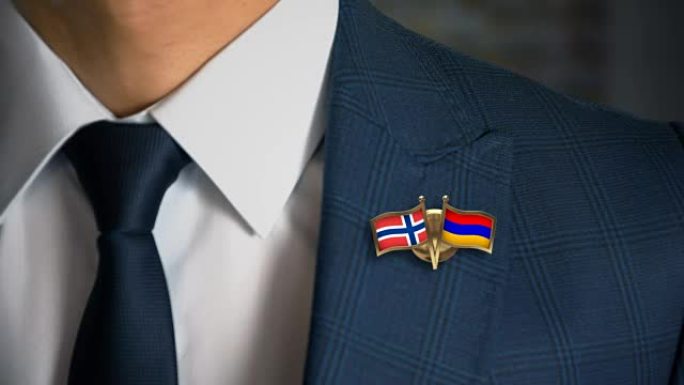 商人带着朋友国家的国旗走向相机，别针挪威-亚美尼亚