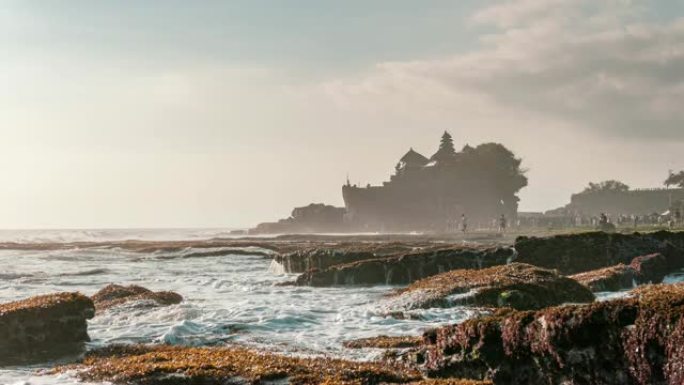 岩石悬崖上的Tanah Lot神庙，海浪袭击了巴厘岛的海岸线