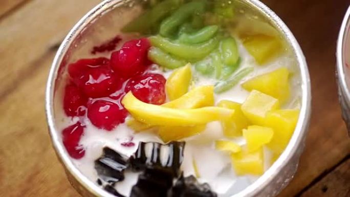 混合泰国椰奶甜点，红宝石，菠萝蜜，草冻和Lod Chong。