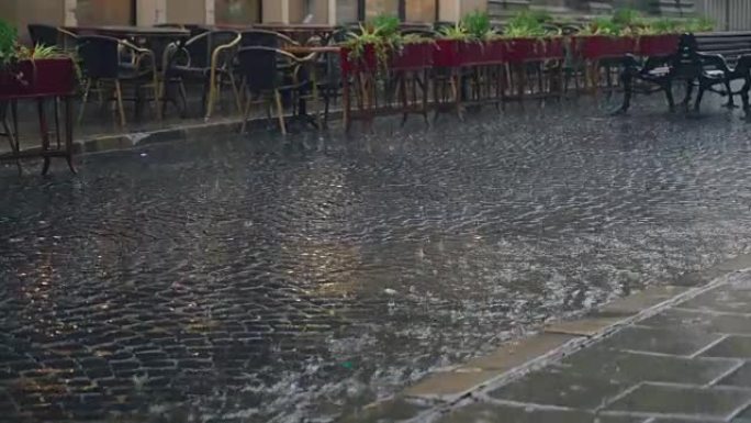 在下雨的天气里，水流流经人行道。