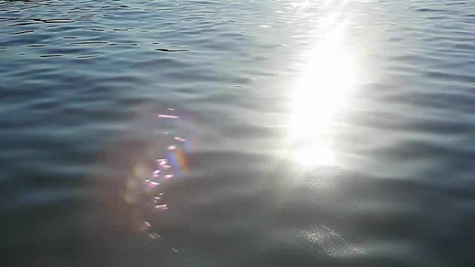 阳光反射在海里