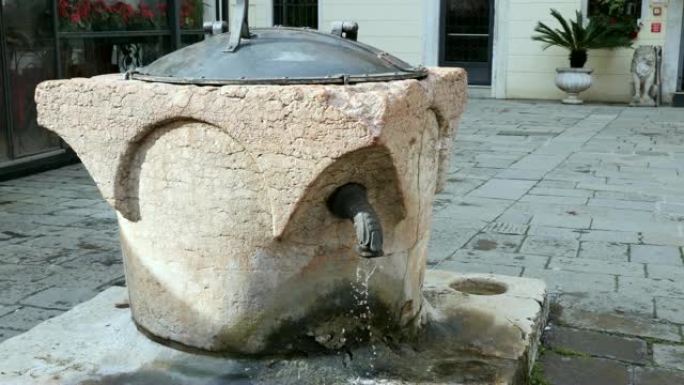 威尼斯古老的传统水井与倒水
