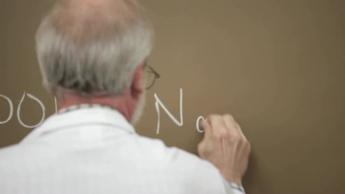 一位大学教授在黑板上写方程式