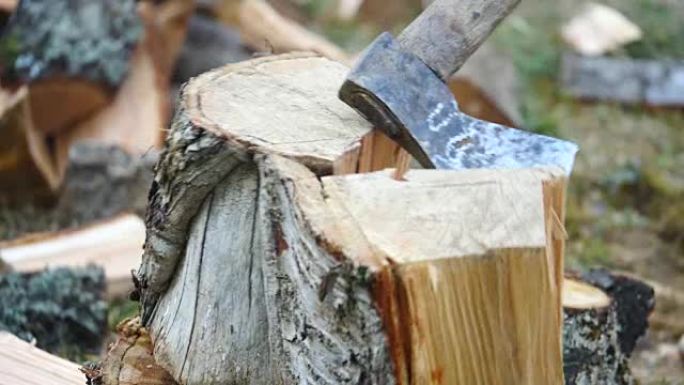 一个人砍木头的慢动作镜头
