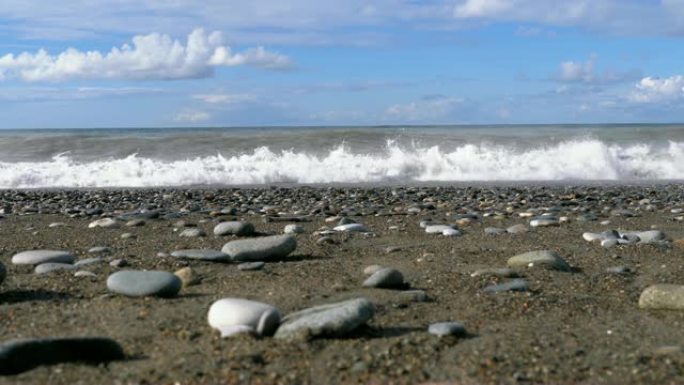 海上风暴。石岸的仰视图。巨大的海浪在海滩上撞击