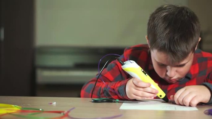 一个穿着格子衬衫的男孩少年用笔画了一个3D塑料人物。