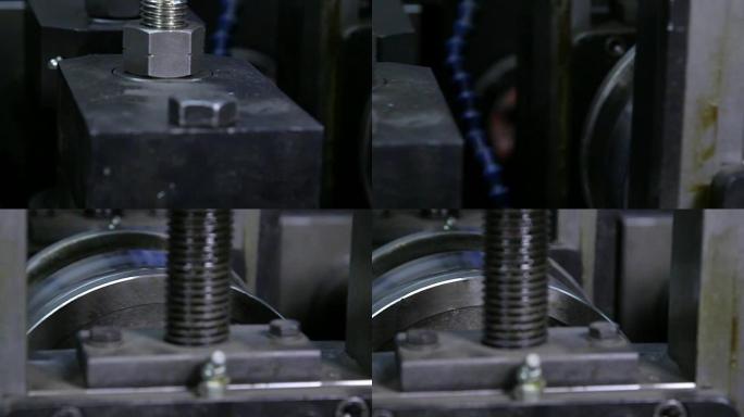 金属轧钢机近距离生产不锈钢带。
