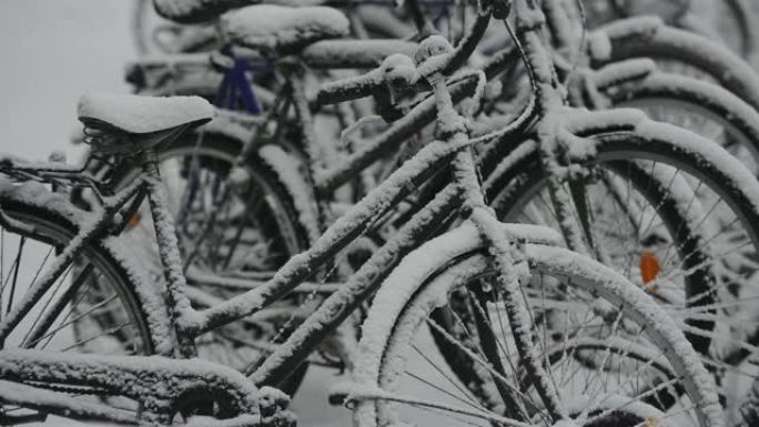 芬兰停车场积雪覆盖的自行车