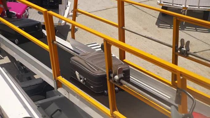 男子将行李放在4k的行李传送带上