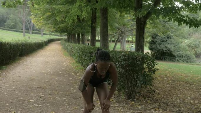 力量，训练，意志力。美国年轻黑人运动员在公园跑步