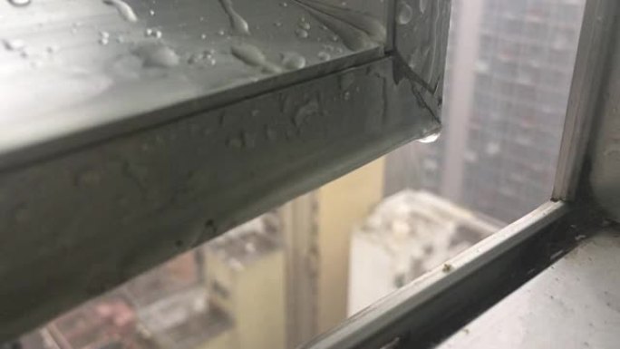 超级台风袭击香港，雨水滴落窗户关闭高层