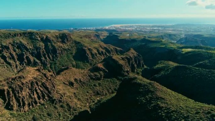 在一个阳光明媚的日子里，无人机拍摄了美丽而令人惊叹的风景悬崖、山谷、马斯帕洛马斯和playa ing
