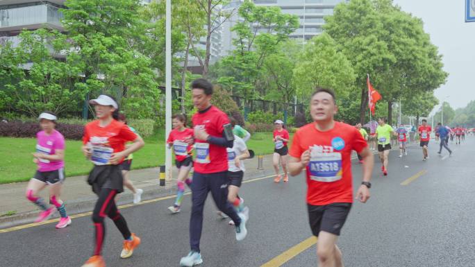 马拉松赛-市民选手跑步向镜头打招呼