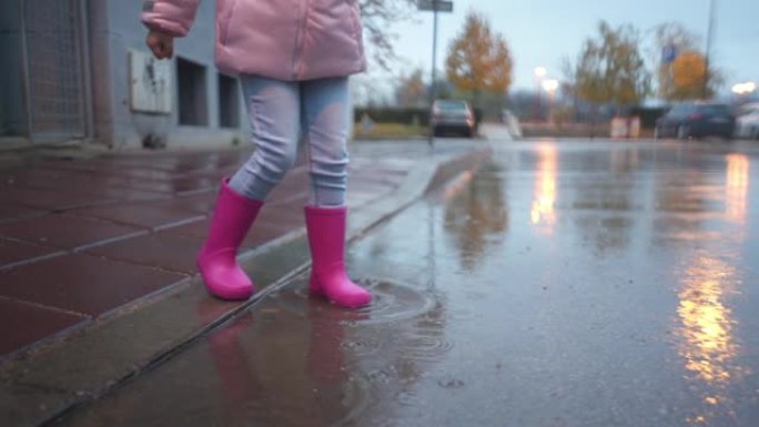 穿靴子下雨的小女孩