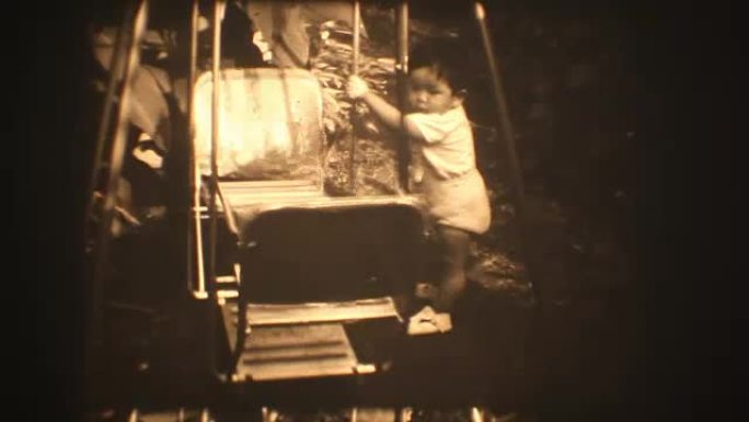 60年代8毫米镜头-男婴玩秋千