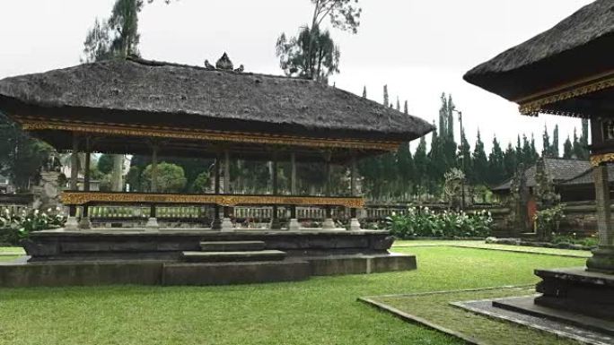 巴厘岛乌伦·达努·布拉坦神庙的亭子