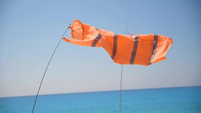 沙滩上的橙色风表