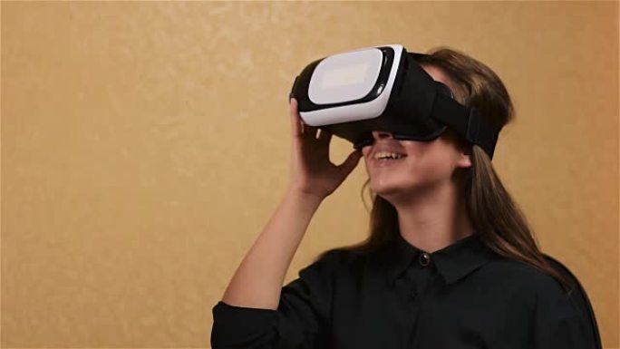 美丽的女人用现代虚拟现实眼镜触摸东西