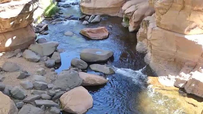 亚利桑那州，滑石，随着橡树溪在滑石桥下流动而倾斜