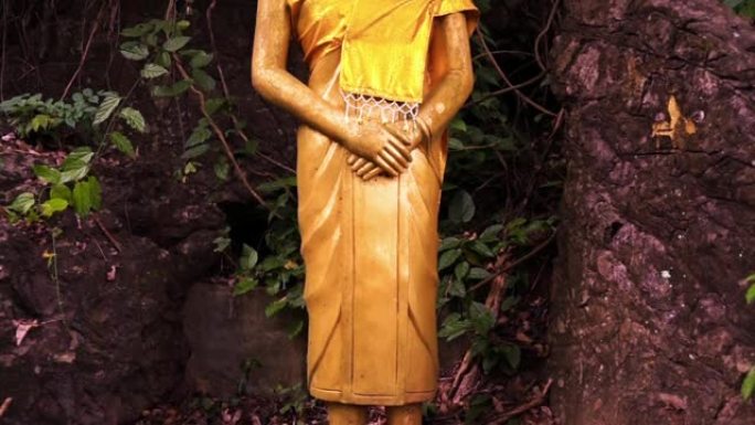 图为老挝琅勃拉邦福斯山紧握双手站立的佛像