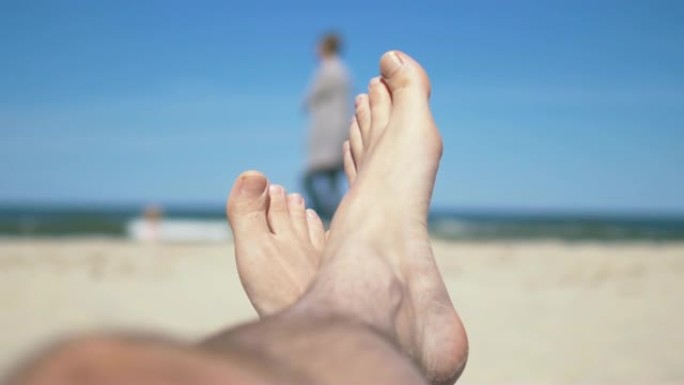 男子以4k分辨率慢动作60fps躺在沙滩上