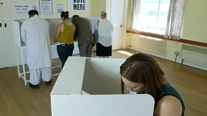 4K:妇女在投票站投票站投票。选举
