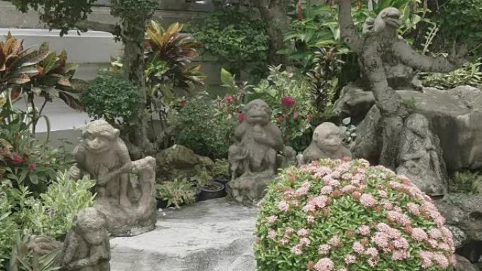 曼谷翡翠佛寺花园中的猴像