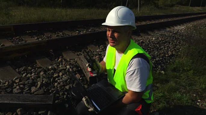 铁路工人用对讲机讲话