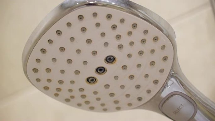 浴室里淋浴的小孔