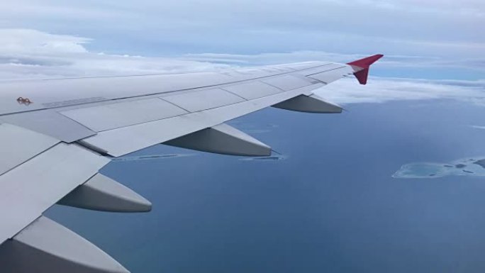 飞机窗座海景。