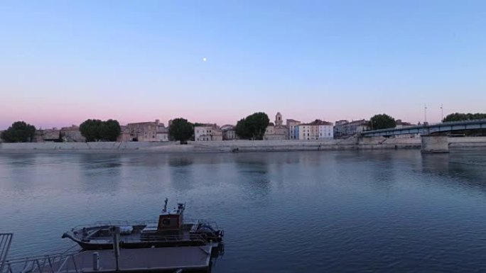 阿尔勒市法国罗纳河上美丽的夏夜。普罗旺斯。法国。