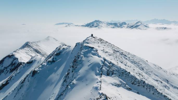 唯美大气雪山航拍风景川西夹金山云海之上