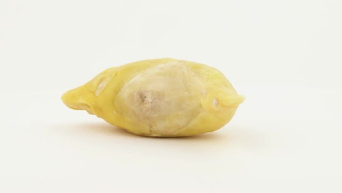 榴莲果实的黄色果肉在转盘上旋转。孤立在白色背景上。特写。宏观。