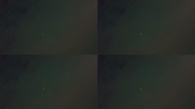 女人在海里游泳的空中镜头。远景