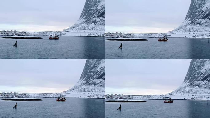 挪威罗弗滕群岛下雪日在海上航行的渔船