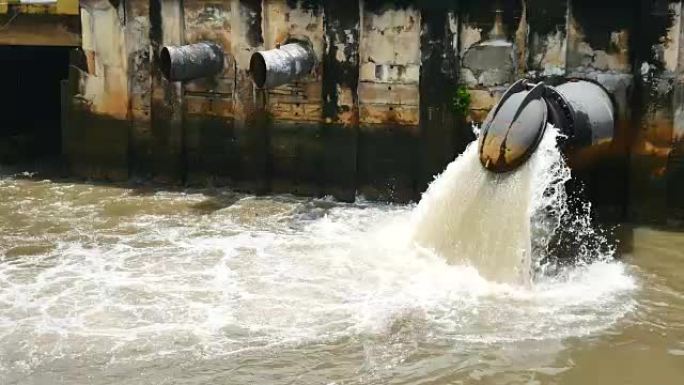 一场大雨后的环境视频大城市的下水道系统正在通过排水门将废水处理排入运河，以防止洪水和环境保护。