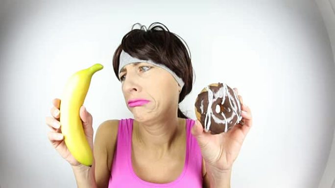 健身女人选择甜甜圈而不是健康的香蕉