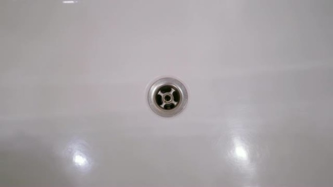 浴室内部浴缸的小孔