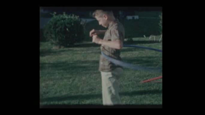 1963男孩玩呼啦圈