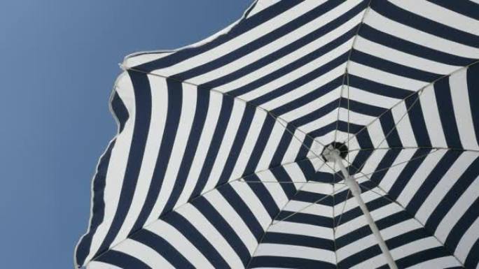 条纹伞防晒织物随风移动4K 2160p 30fps超高清镜头-蓝色和白色沙滩阳伞，催眠效果3840x